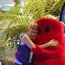 Médiathèque entre Dore et Allier : l’exemple d’une bibliothèque 3e lieu au cœur de son territoire. - Entretien avec Jean-Christophe Lacas, directeur des médiathèques entre Dore et Allier.
Située à mi-chemin entre Clermont-Ferrand et Thiers, le magnifique territoire de la communauté de communes entre Dore et Allier compose un triangle entre la Dore à l'est et l'Allier à l'ouest, s’étalant entre la plaine de la Limagne et les contreforts des monts du Forez.
On y trouve une Médiathèque emblématique des 3ième lieux qui a ouvert début juin 2017, avec un fort parti-pris participatif dans un bâtiment bioclimatique.
A l’heure où le modèle de tiers lieu s’est imposé comme l’architecture dominante des projets de service des bibliothèques, il était important de remettre la focale sur un établissement hybride et inclusif exemplaire.
Bonne écoute à vous. Médiathèque entre Dore et Allier : l’exemple d’une bibliothèque 3e lieu au cœur de son territoire.