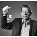 Les apprentissages d’un voyage auprès des peuples racines et ses conséquences sur le fonctionnement d’une entreprise et son organisation - Quatrième émission d’une série de huit émissions sur le sujet de la transformation des pratiques managériales.
Je vous propose d’aborder aujourd’hui le sujet de la transformation des pratiques managériales à travers l’exemple de Monsieur Philippe STUDER qui au sein de son entreprise a mise en œuvre une organisation basée sur des apprentissages vécus auprès de peuples racines rencontrés à l’occasion d’un voyage.
Pourquoi un tel voyage ? Qu’a-t-il pu en retirer ? Sont deux questions que nous nous posons et auxquelles va tenter de répondre notre invité.
Au sommaire de l’émission :
- Comment est née l’idée de partir à la rencontre des peuples Racines ?
- Comment vous êtes-vous préparé à ce long voyage ?
- Au cours de votre voyage, vous êtes allé vivre plusieurs semaines auprès de diverses tribus, établies aux quatre coins du monde. Comment se passait concrètement votre vie auprès d’eux ?
- Qu’est-ce que ce voyage vous a apporté d’un point de vue personnel ?
- Quelles ont été les conséquences de ce voyage dans votre vision de chef d’entreprise ?
Bonne écoute à vous. Les apprentissages d’un voyage auprès des peuples racines et ses conséquences sur le fonctionnement d’une entreprise et son organisation